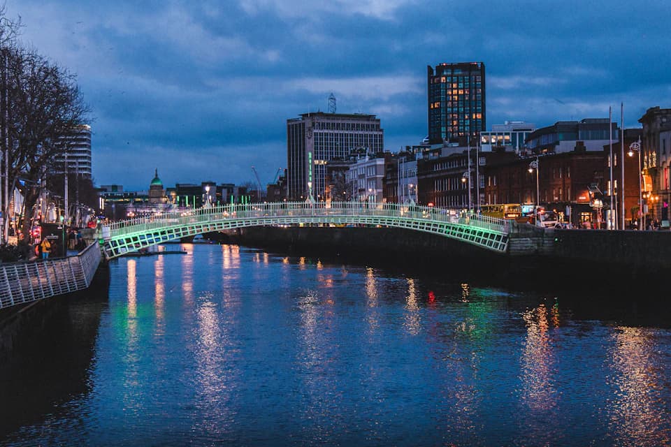 The Ha'penny Bridge over the River Liffey at night